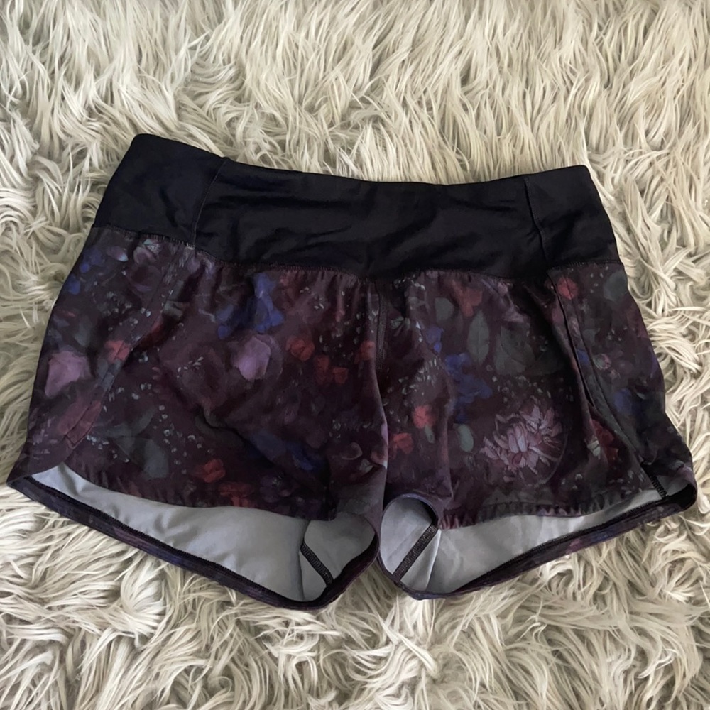 a great patterned lululemon size 4 shorts!!